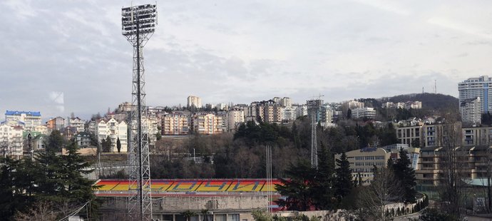 Fanouškům, kteří do Soči přijedou vlakem, se nabídne pohled na město velice vzdálený olympijskému pozlátku