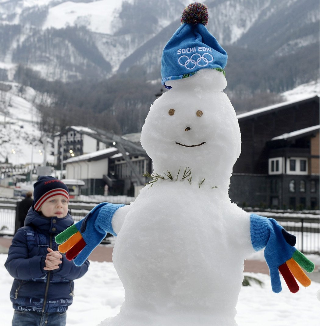 Zatímco v samotném Soči bylo sedmnáct nad nulou, v nedalekém lyžařském středisku děti stavěly olympijské sněhuláky
