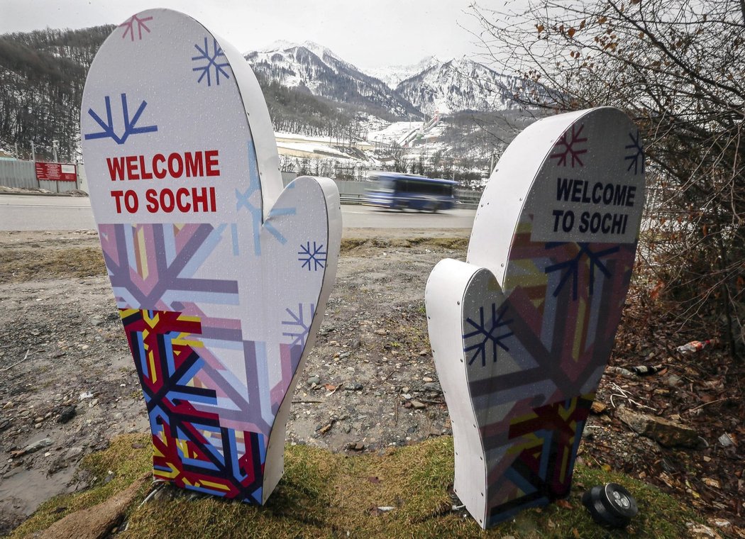 Olympijské palčáky i poházené smetí vítají návštěvníky při příjezdu do Soči