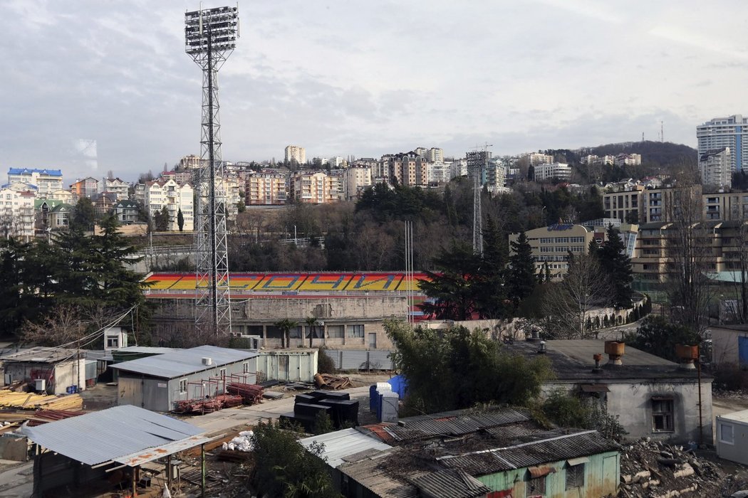 Fanouškům, kteří do Soči přijedou vlakem, se nabídne pohled na město velice vzdálený olympijskému pozlátku
