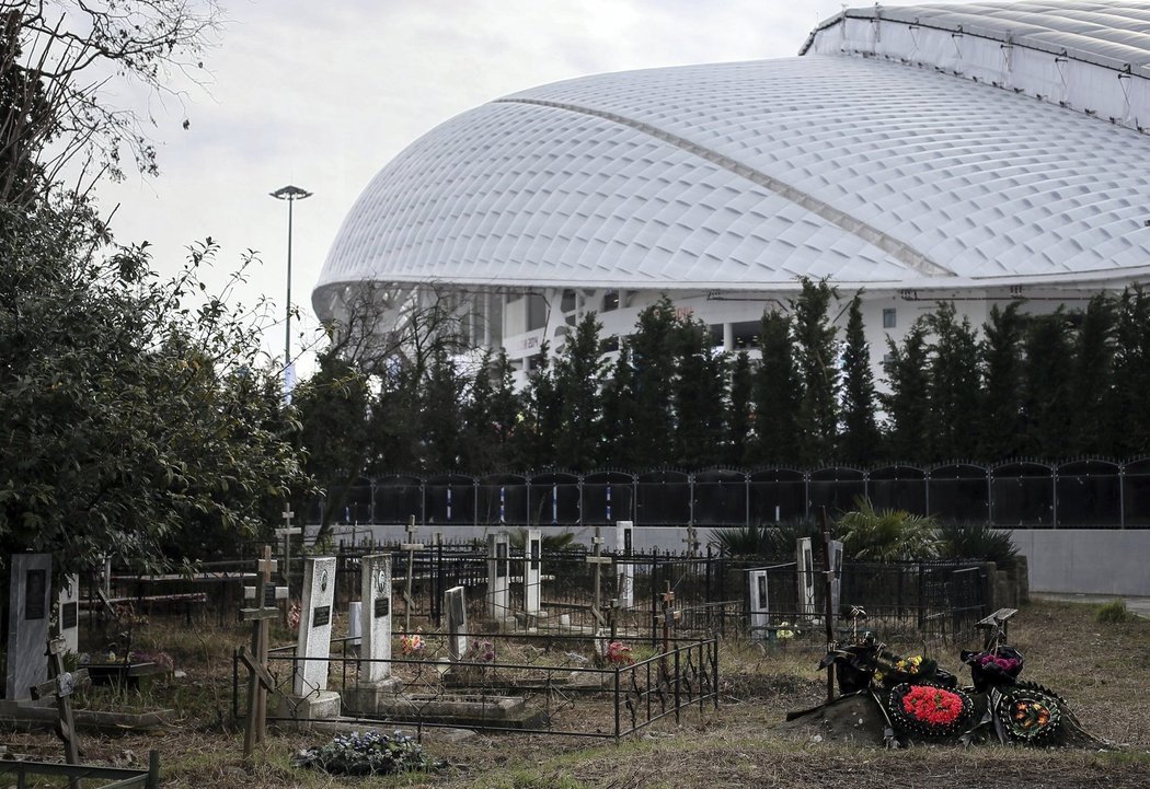 Olympijské arény vyrostly v Soči, kde jen mohly. I kousek od starých hřbitovů