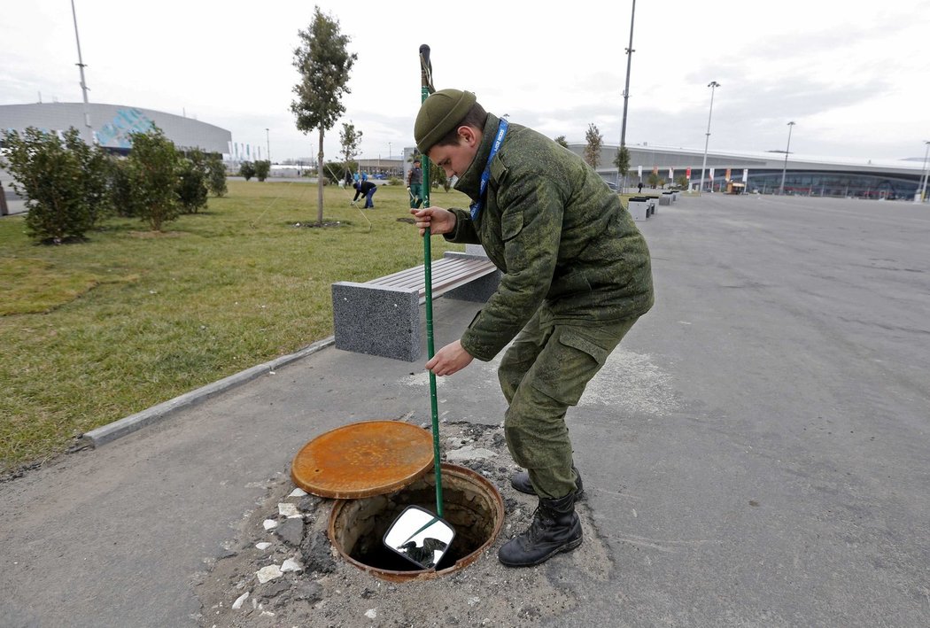 Příslušník ruské armády hledá výbušniny při bezpečnostní prohlídce kanalizace. Hrozbu teroristického útoku během olympiády berou v Rusku vážně