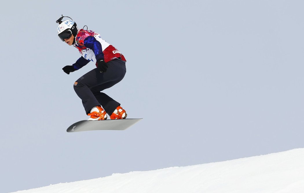 Česká snovboardistka Eva Samková v kvalifikaci snowboardcrossu, kterou vyhrála