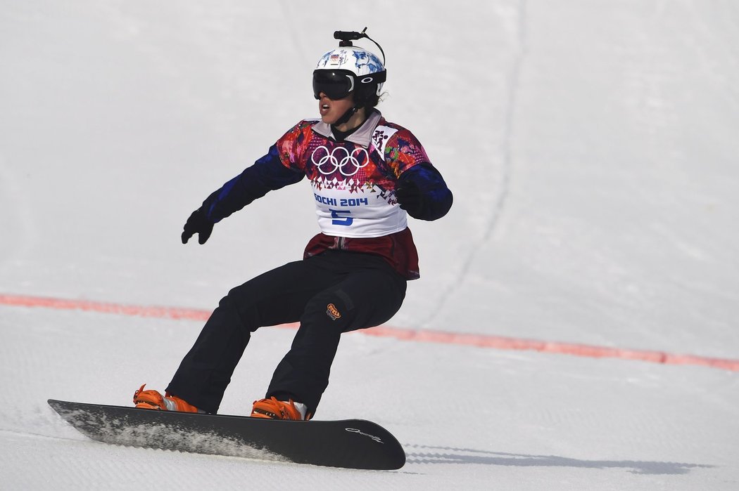 Eva Samková během kvalifikace snowboardcrossu v Soči