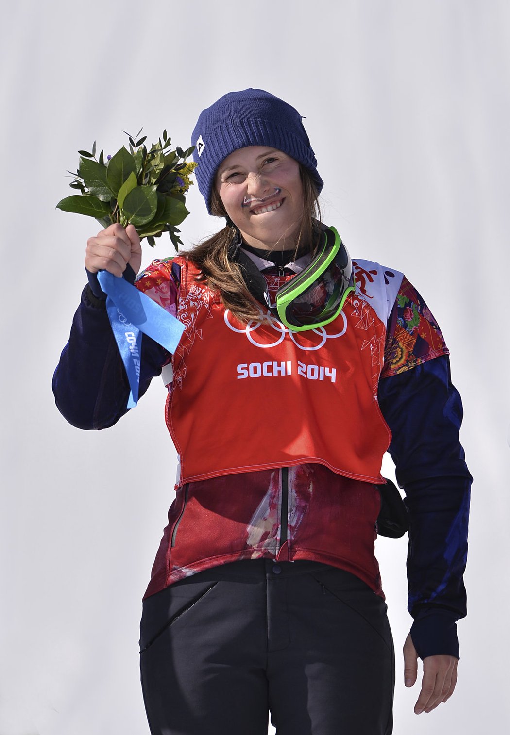 Eva Samková se raduje ze zlaté medaile ve snowboardcrossu na olympiádě v Soči