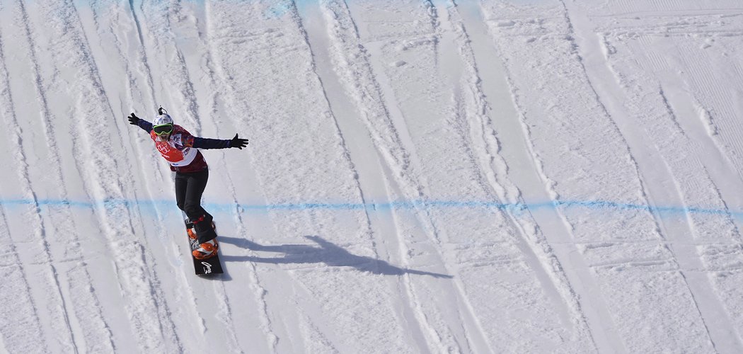 Eva Samková poté, co ve finále snowboardcrossu dojela suverénně na prvním místě