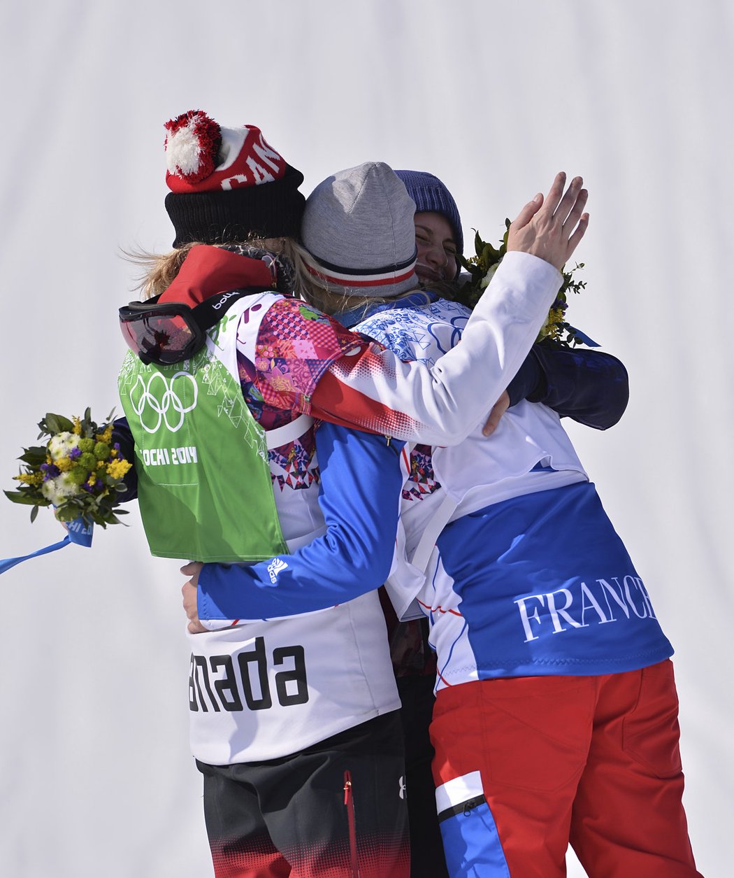 Nejlepší závodnice finále snowboardcrossu, uprostřed přijímá gratulace zlatá Eva Samková