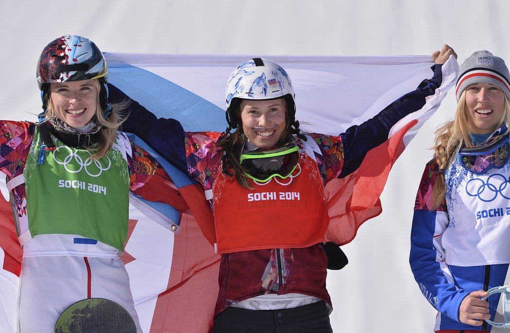 Eva Samková se raduje poté, co suverénním způsobem ovládla snowboardcross