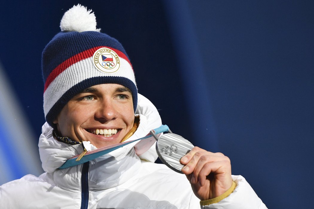 Michal Krčmář se raduje ze své stříbrné medaile za biatlonový sprint na olympiádě v Pchjongčchangu