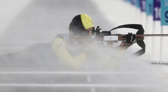 Vítr odfoukl vytrvalostní závod biatlonistek, odkládá se na čtvrtek