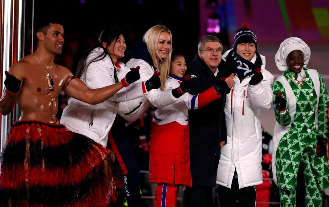 Prezident MOV Thomas Bach se sportovci na závěrečném ceremoniálu olympiády