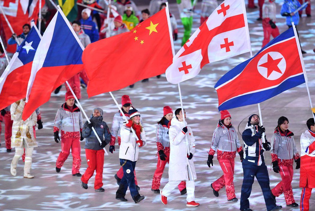 Česká vlajka ve správných rukou. Ester Ledecká jako vlajkonoška na slavnostním zakončení olympiády.