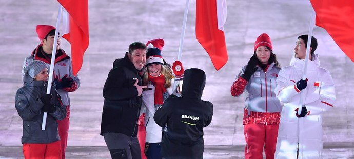 Ester Ledecká pózuje s někým z belgické výpravy na slavnostním zakončení olympiády