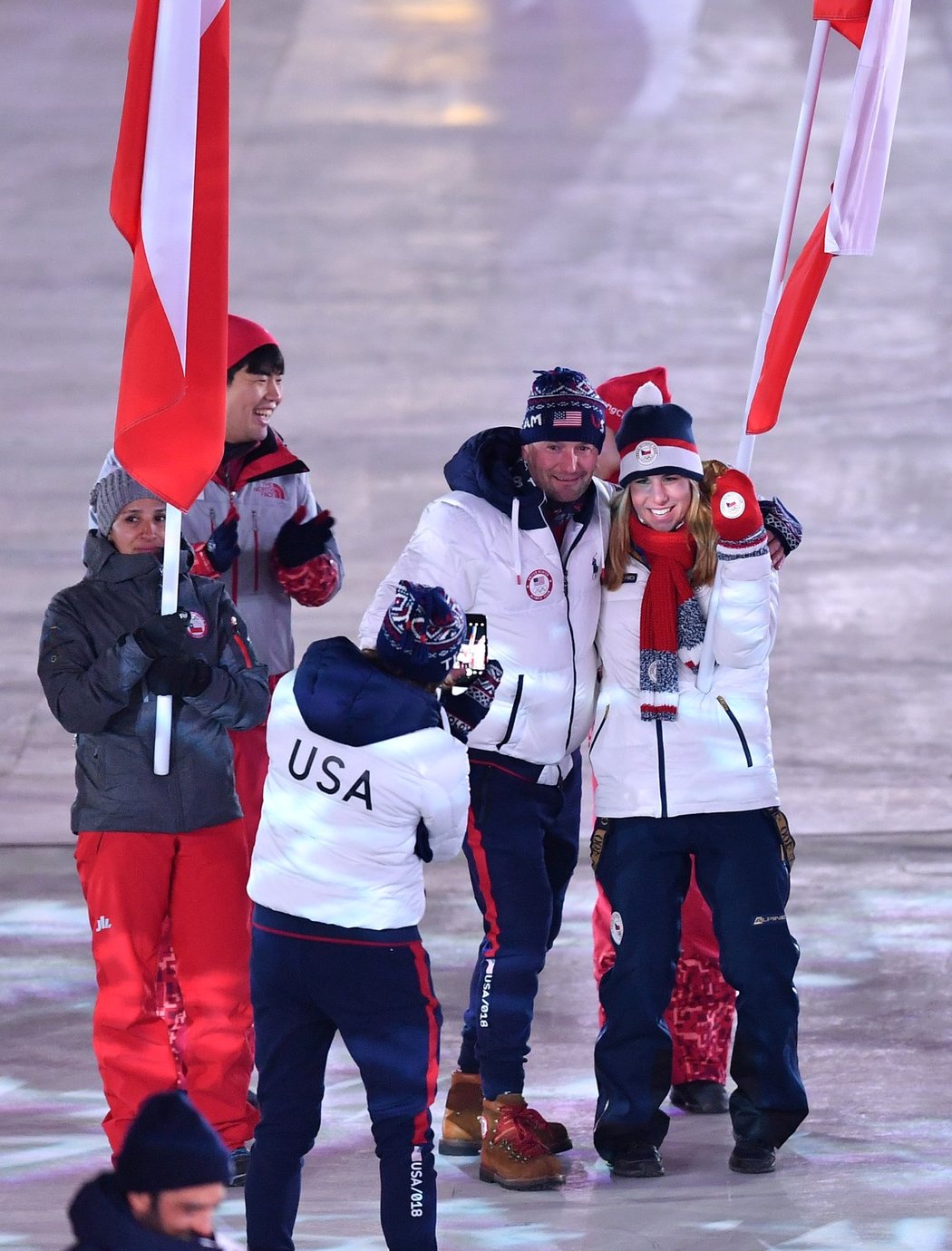 Další selfíčko s hvězdnou Ester. Česká hrdinka olympiády byla častým cílem sportovců i funkcionářů.