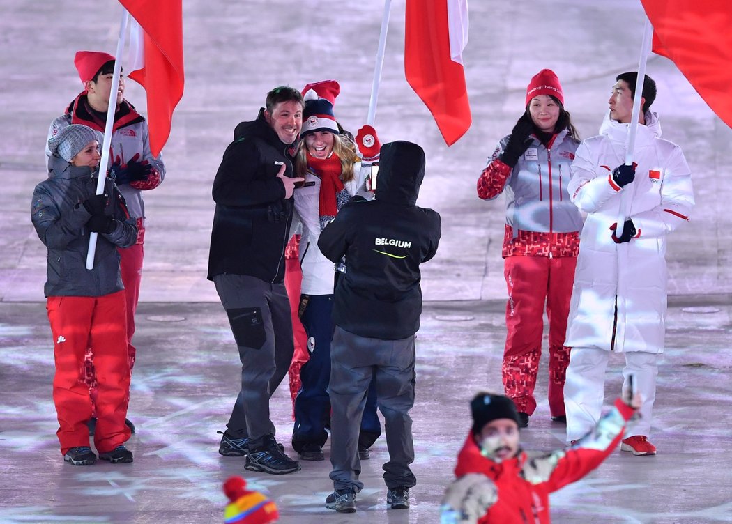 Ester Ledecká pózuje s někým z belgické výpravy na slavnostním zakončení olympiády