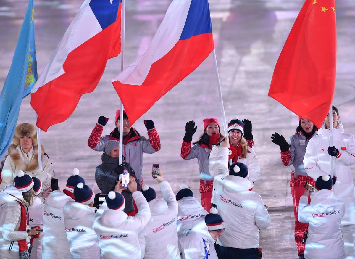 Ester Ledecká s českou vlajkou na závěrečném ceremoniálu na ZOH