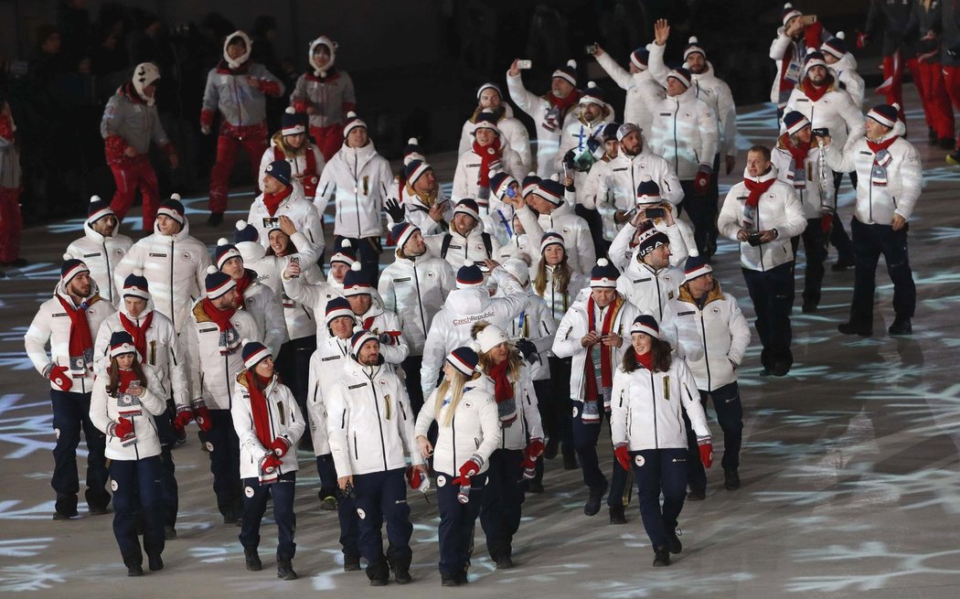 Česká výprava vstupuje na plochu olympijského stadionu při slavnostním zakončení olympiády