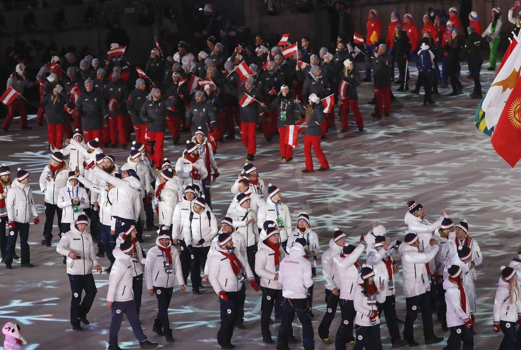 Čeští sportovci na ploše olympijského stadionu při slavnostním zakončení ZOH