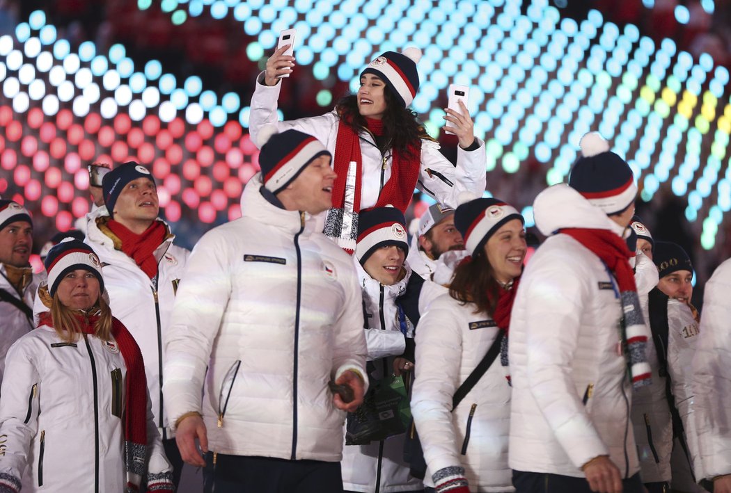 Čeští sportovci a funkcionáři nastupují na slavnostní zakončení olympiády v Pchjongčchangu