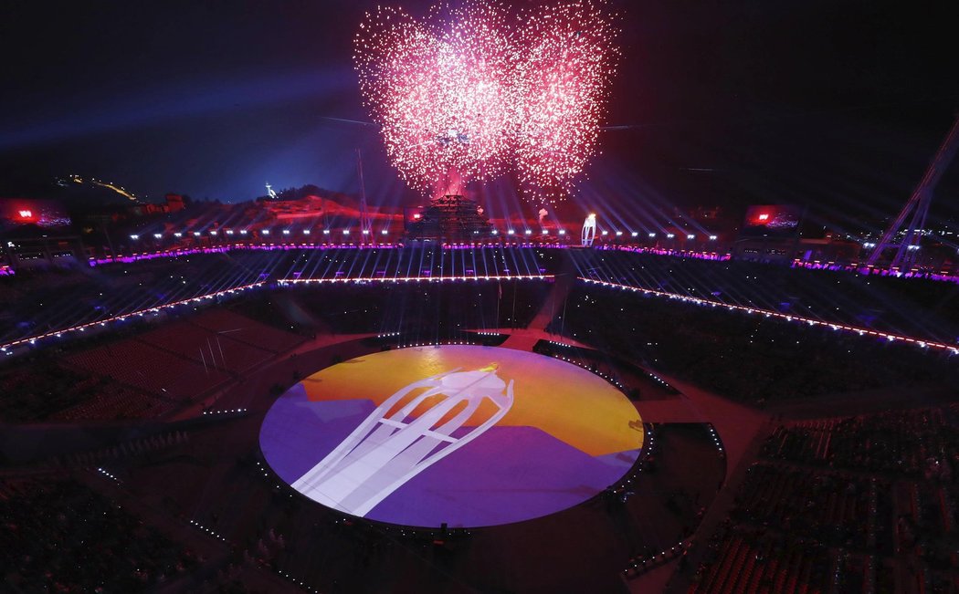 Pohled na pchjongčchangský hlavní stadion olympiády při slavnostním zakončení