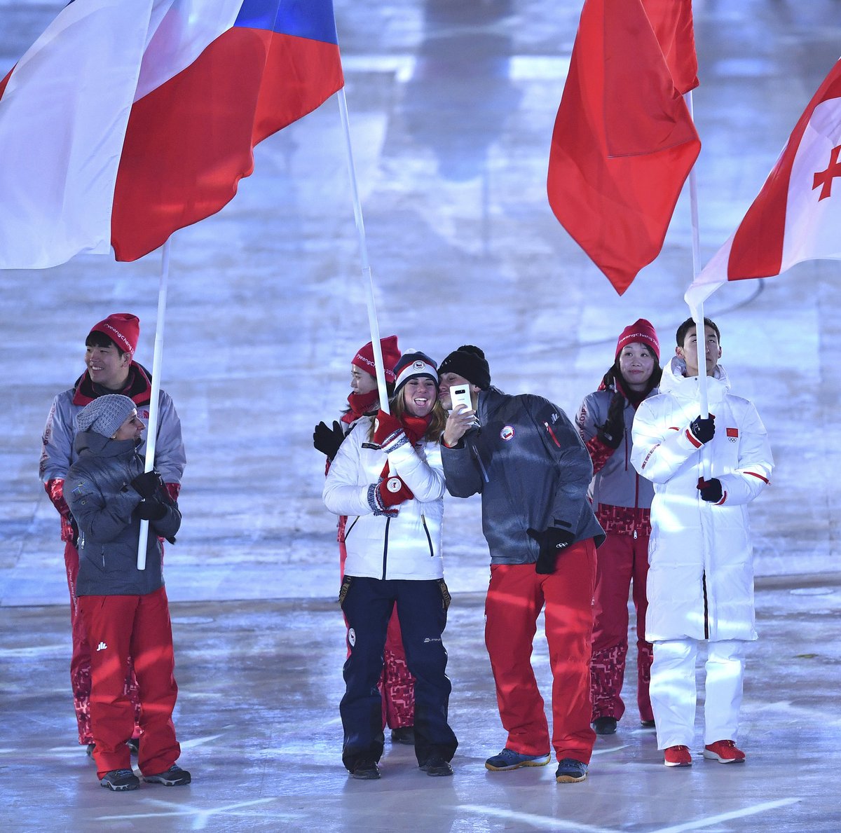 Ester Ledecká s českou vlajkou na slavnostní zakončení olympiády v Pchjongčchangu. Cenné selfie s dvojnásobnou šampionkou lovil Chilan.