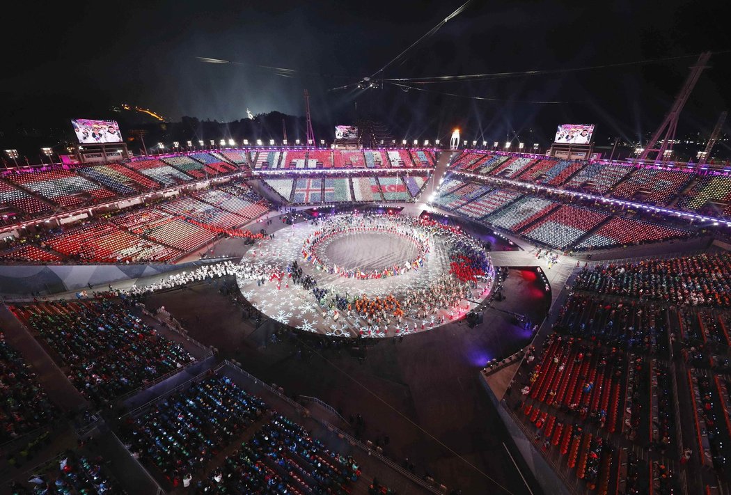 Celkový pohled na olympijský stadion při slavnostním zakončení ZOH