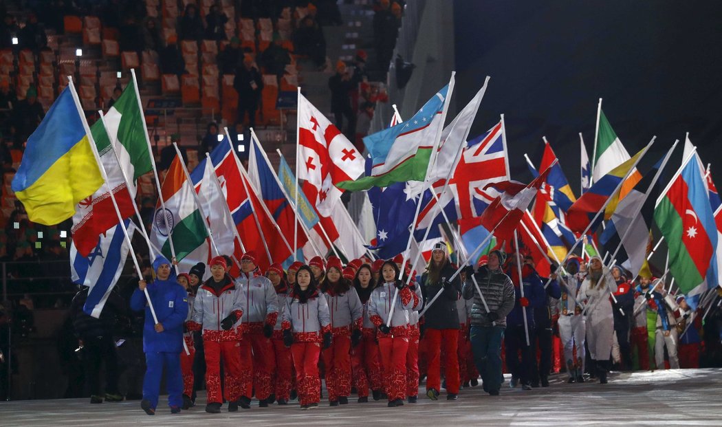 Vlajkonoši jednotlivých výprav nastupují společně na plochu olympijského stadionu, někde mezi nimi je i Ester Ledecká s českou vlajkou