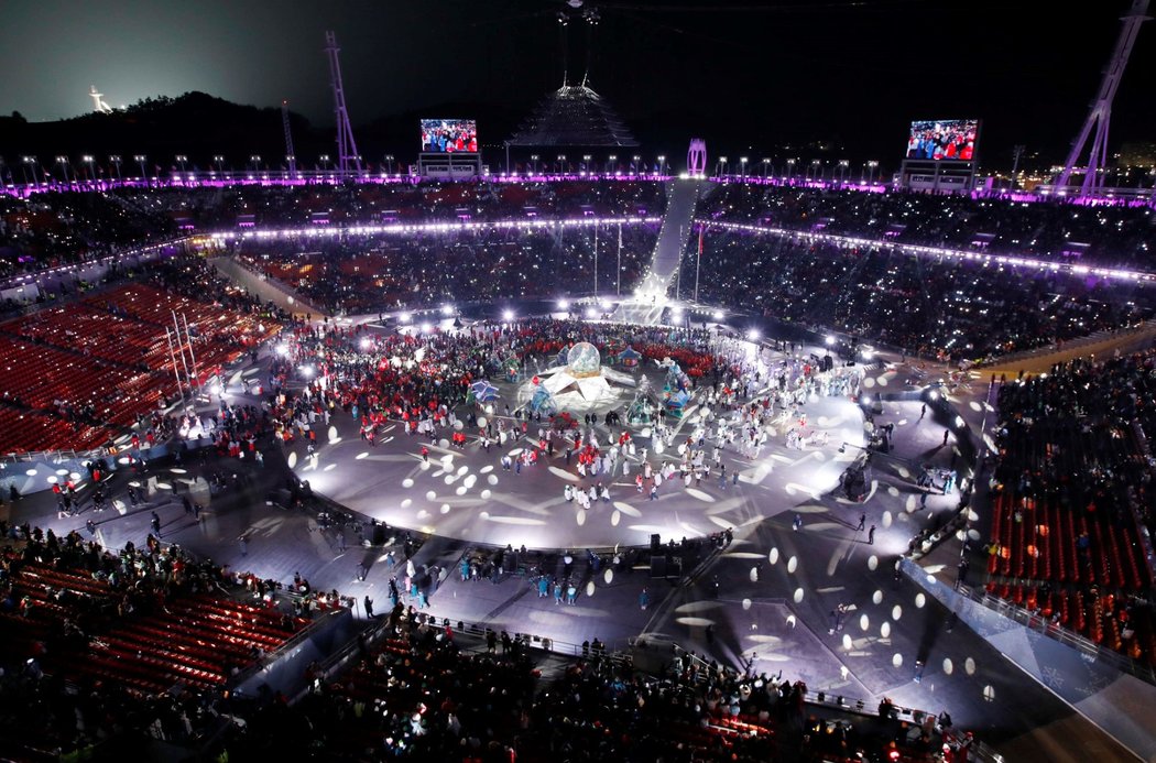 Celkový pohled na olympijský stadion v Pchjongčchangu při závěrečném ceremoniálu