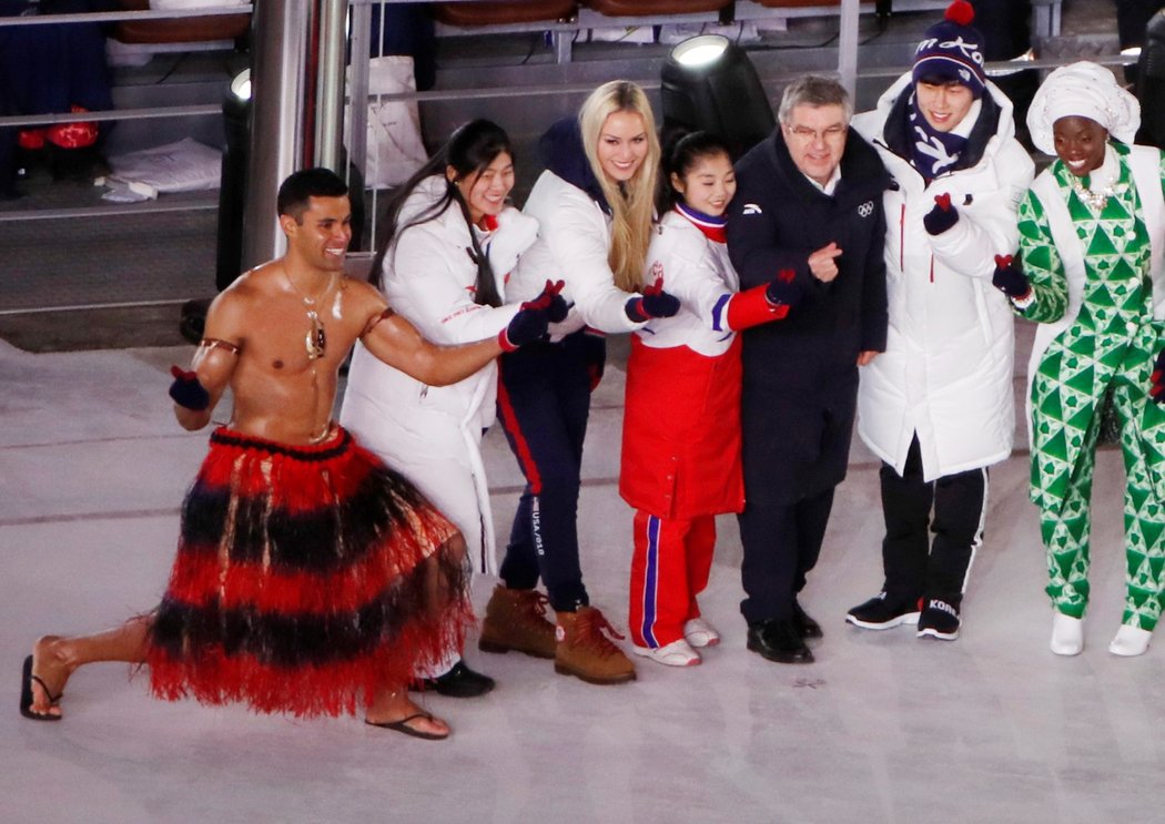 Prezident MOV Thomas Bach se sportovci na závěrečném ceremoniálu olympiády