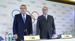 Prezident MOV Thomas Bach a šéf disciplinární komise Samuel Schmid před tiskovou konferencí po rozhodnutí o ruských sportovcích