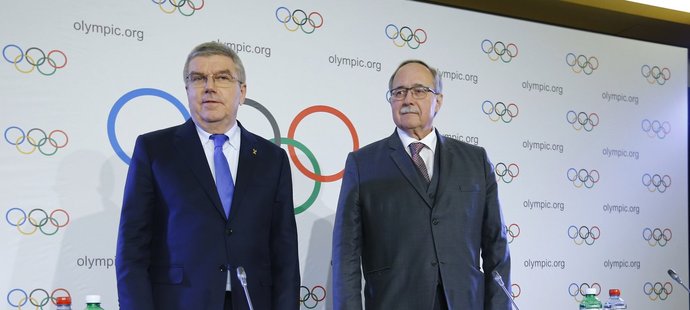Prezident MOV Thomas Bach a šéf disciplinární komise Samuel Schmid před tiskovou konferencí po rozhodnutí o ruských sportovcích