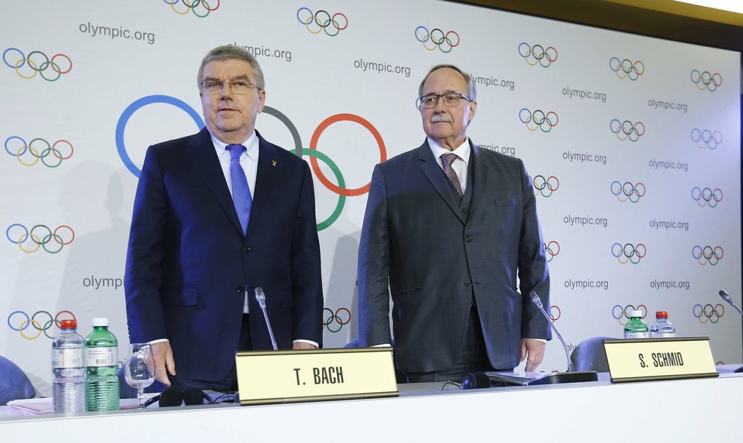 Prezident MOV Thomas Bach a šéf disciplinární komise Samuel Schmid před tiskovou konferencí po rozhodnutí o ruských sportovcích