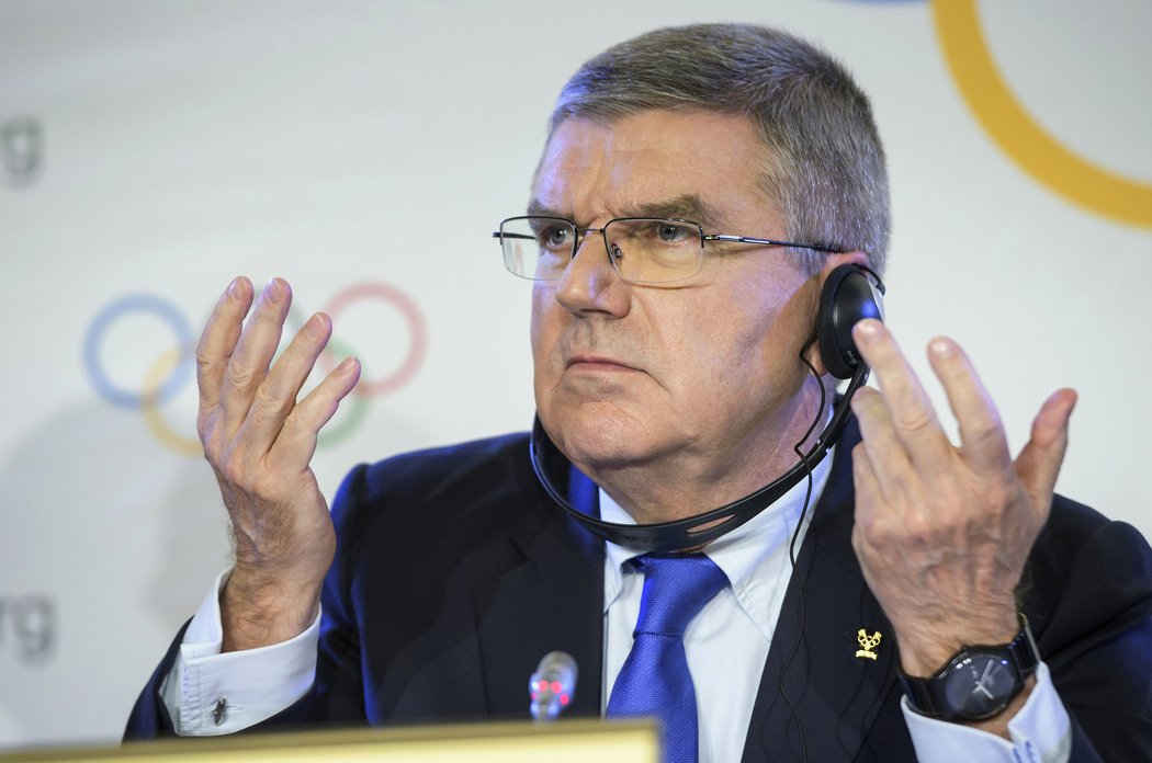 Prezident MOV Thomas Bach odpovídá novinářům po oznámení rozhodnutí o zákazu startu ruských sportovců jako celku na ZOH 2018