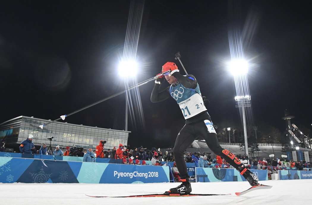 Německý závodník Simon Schempp v záři reflektorů