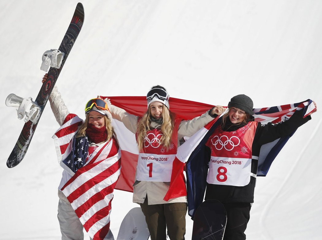 První olympijskou vítězkou ve snowboardové disciplíně Big Air se stala Rakušanka Anna Gasserová a připravila o zlatý double Jamie Andersonovou z USA