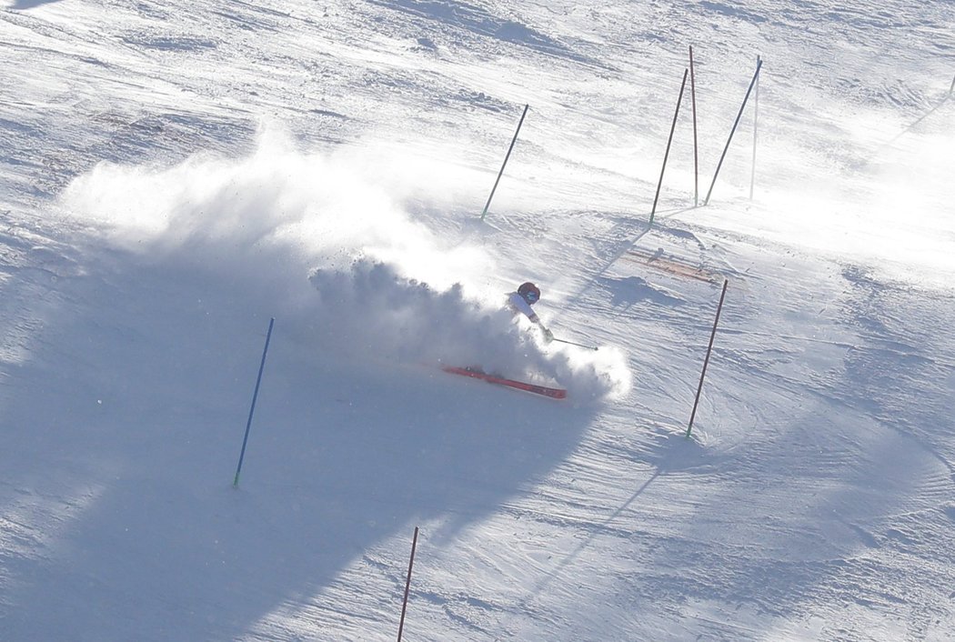 Favorizovaný Marcel Hirscher během slalomu, který nedokončil