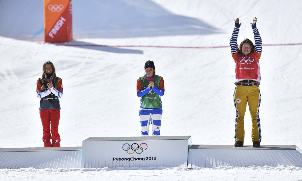 Nadšená Eva Samková na stupních vítězů