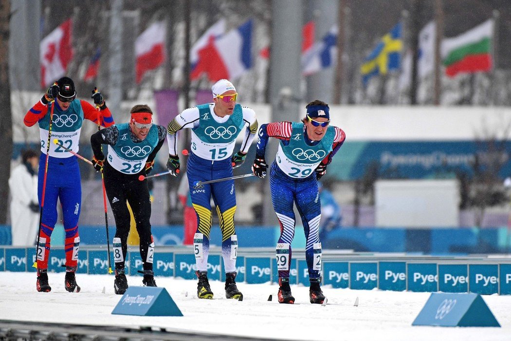 Martin Jakš (vlevo) ve vláčku lyžařů v závěrečné padesátce na olympiádě v Pchjongčchangu. Před ním Scott Patterson (USA), Daniel Rickardsson (Švédsko) a Andreas Katz (Německo).