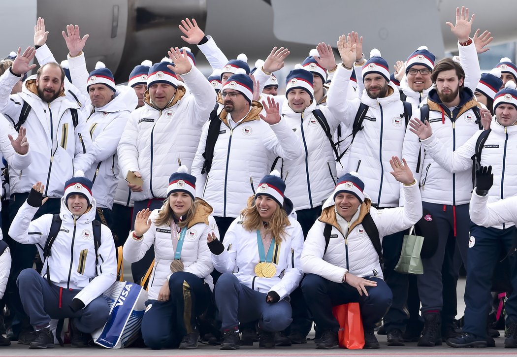 Čeští olympionici po návratu z olympiády v Koreji: s medailemi na krku jsou uprostřed dole Ester Ledecká (třetí zleva) a Karolína Erbanová (druhá zleva).