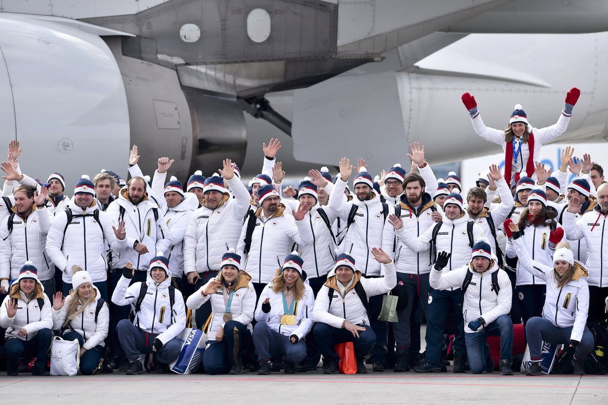 Společná fotka poslední části českých olympioniků po návratu z Koreje, dole uprostřed Ester Ledecká a Karolína Erbanová