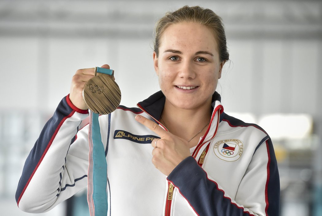 Karolína Erbanová se svou bronzovou medailí z olympiády v Pchjongčchangu