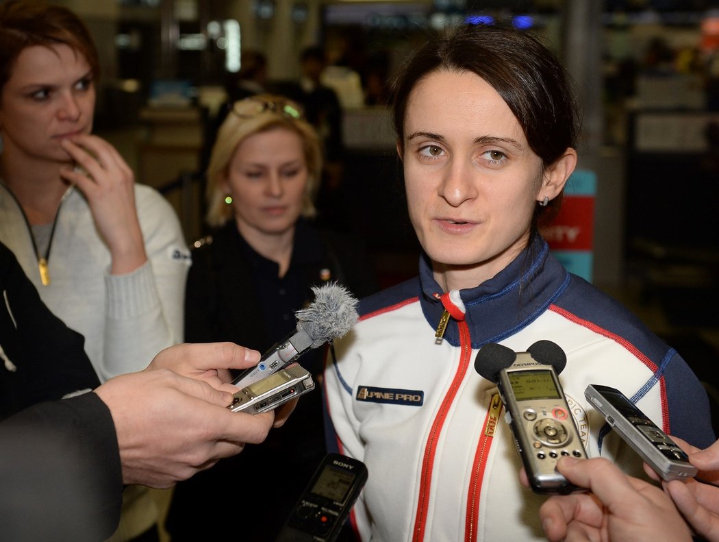 Martina Sáblíková mluví s novináři před odletem na olympiádu