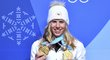 Ester Ledecká ukazuje své dvě zlaté medaile z olympiády, kterými se zapsala do historie Ester Ledecká ukazuje své dvě zlaté medaile z olympiády, kterými se zapsala do historie