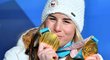 Ty jsou moje! Ester Ledecká si na předávání medailí za snowboard přinesla i lyžařskou zlatou...