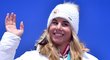 Česká hrdinka olympiády v Pchjongčchangu Ester Ledecká mává fanouškům ze zlatem ze snowboardu