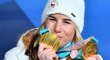 Ty jsou moje! Ester Ledecká si na předávání medailí za snowboard přinesla i lyžařskou zlatou...
