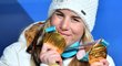 Ester Ledecká pózuje se svými dvěma zlatými medailemi z Pchjongčchangu