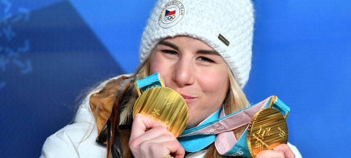 Ty jsou moje! Ester Ledecká si na předávání medailí za snowboard přinesla i lyžařskou zlatou...