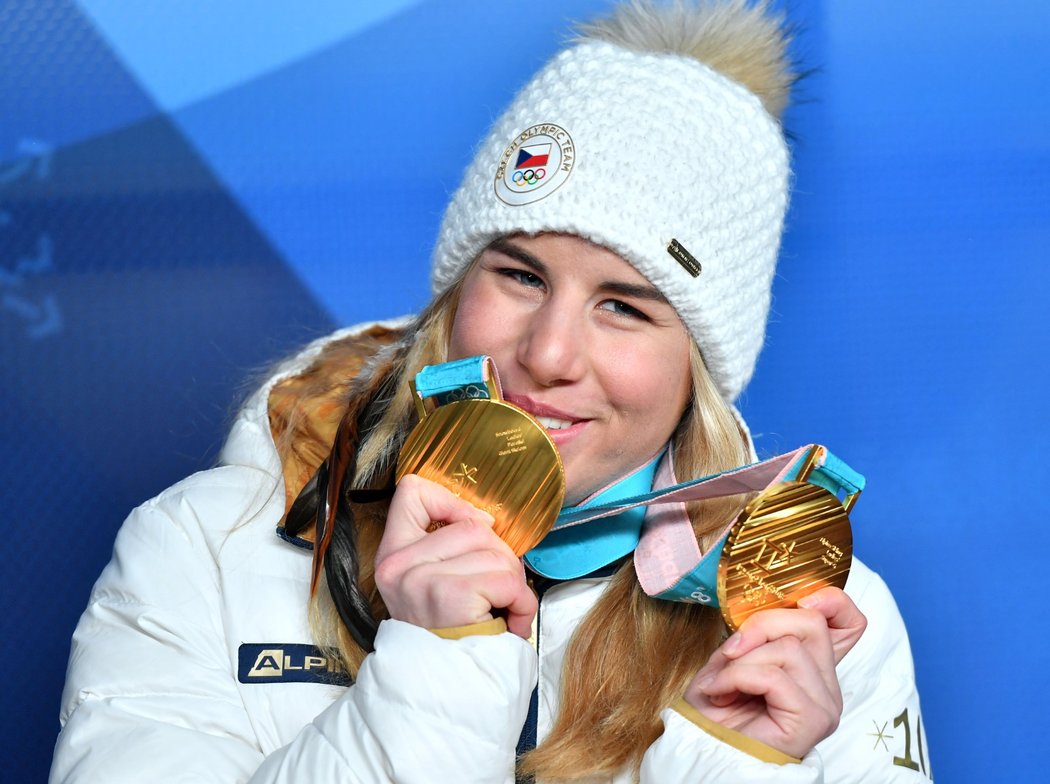 Ester Ledecká pózuje se svými dvěma zlatými medailemi z Pchjongčchangu