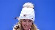 Ester Ledecká si prohlíží svou druhou zlatou medaili z olympiády v Pchjongčchangu